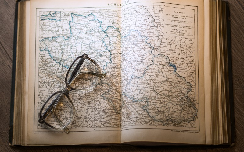 стол, книга, книги, чтение, открытый, винтаж, антиквариат, ретро, ​​старый, европа, бумага, страницы, карта, атлас, образование, исследование, учебник, наука, литература, изучение, библиотека, текст, очки, университет, школа, история, мудрость, знание